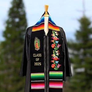 Estola de graduación mexicana personalizada con bordado floral de la Virgen