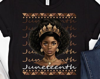 Pode incluir: Camiseta preta com um gráfico de uma mulher negra usando uma coroa e o texto "Juneteenth" repetido várias vezes. O gráfico é cercado por um padrão geométrico marrom e bege.
