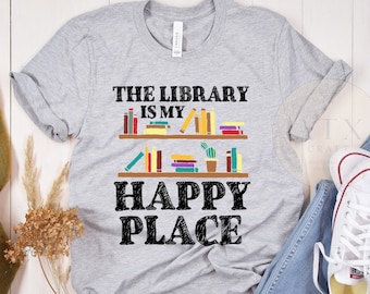 La biblioteca es mi camiseta de lugar feliz, camiseta de bibliotecario divertido, camisa de lectura divertida, camiseta de profesor de lectura, idea de regalo para el amante de los libros bibliotecarios