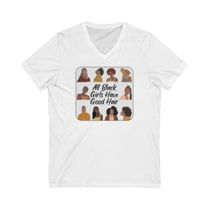 Peut inclure: T-shirt blanc &agrave; col en V avec un graphique repr&eacute;sentant diff&eacute;rentes femmes avec des coiffures vari&eacute;es. Le graphique est entour&eacute; d'un cadre carr&eacute; et comprend le texte "All Black Girls Have Good Hair".