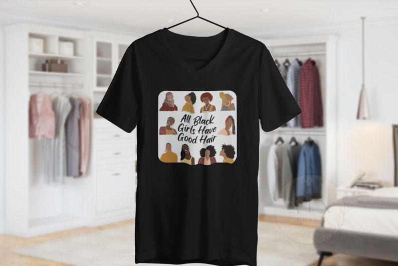 Peut inclure: T-shirt noir avec un graphique carr&eacute; blanc repr&eacute;sentant des illustrations de femmes noires avec diff&eacute;rentes coiffures et le texte "All Black Girls Have Good Hair".