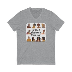 Peut inclure: T-shirt gris &agrave; col en V avec un graphique de neuf femmes aux coiffures diff&eacute;rentes et le texte "All Black Girls Have Good Hair".