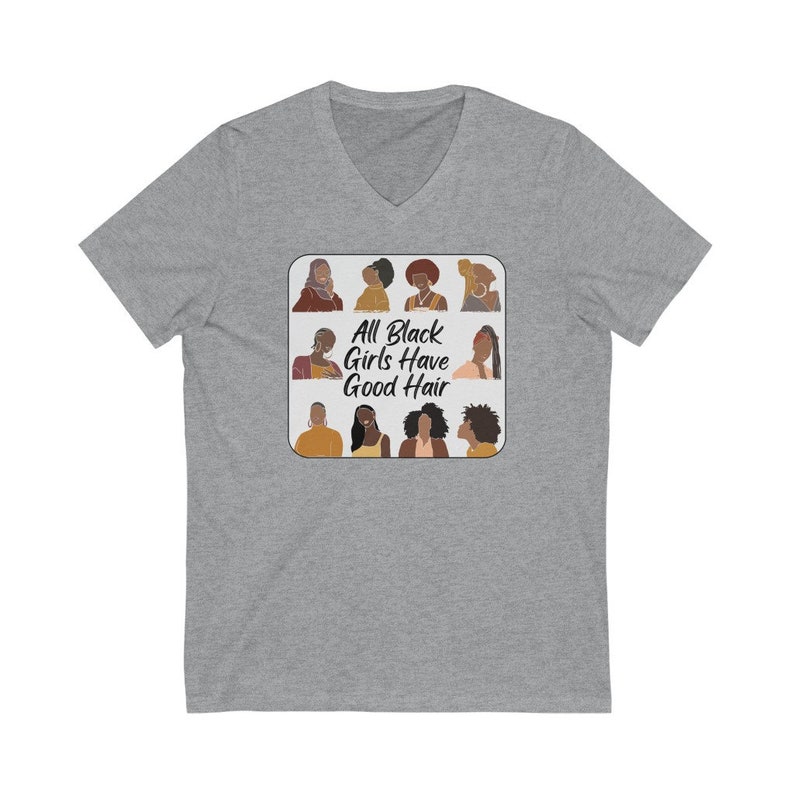 Peut inclure: T-shirt gris &agrave; col en V avec un graphique de neuf femmes aux coiffures diff&eacute;rentes et le texte "All Black Girls Have Good Hair".