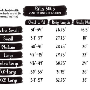 Peut inclure: Un tableau des tailles pour les t-shirts unisexes Bella 3005 &agrave; col en V. Le tableau indique les mesures de la poitrine, de la longueur du corps et de la largeur du corps en pouces pour les tailles Extra Small &agrave; XXX-Large.