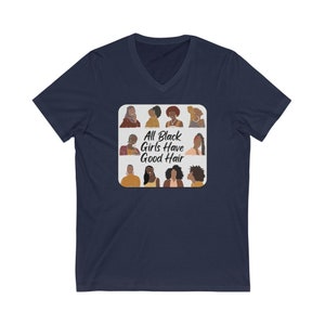 Peut inclure: T-shirt bleu marine &agrave; col en V avec un graphique carr&eacute; blanc repr&eacute;sentant des illustrations de femmes noires avec diff&eacute;rentes coiffures. Le texte "All Black Girls Have Good Hair" est imprim&eacute; en noir &agrave; l'int&eacute;rieur du carr&eacute;.