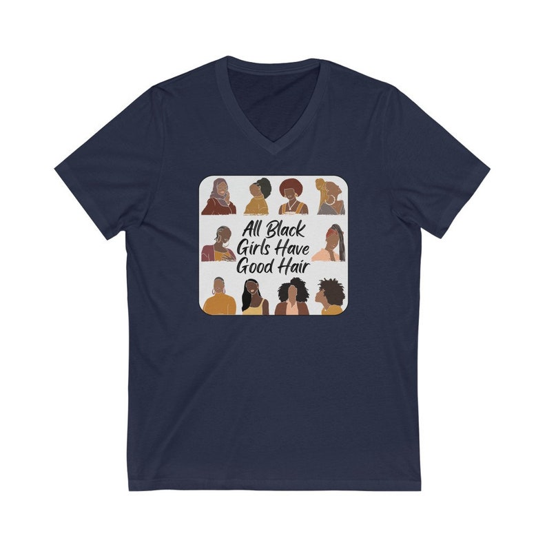 Peut inclure: T-shirt bleu marine &agrave; col en V avec un graphique carr&eacute; blanc repr&eacute;sentant des illustrations de femmes noires avec diff&eacute;rentes coiffures. Le texte "All Black Girls Have Good Hair" est imprim&eacute; en noir &agrave; l'int&eacute;rieur du carr&eacute;.