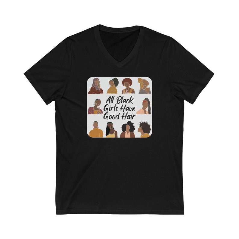 Peut inclure: T-shirt noir &agrave; col en V avec un graphique de diff&eacute;rentes femmes avec des coiffures vari&eacute;es et le texte "All Black Girls Have Good Hair".