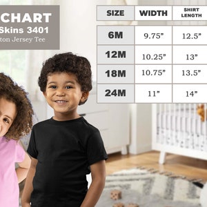 Op de afbeelding: Maattabel voor baby katoenen jersey T-shirts van Rabbit Skins, met afmetingen in inches voor breedte, shirtlengte en mouwlengte voor de maten 6M, 12M, 18M en 24M.