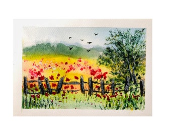 Puede incluir: Pintura acuarela de un campo de flores rojas con una valla de madera en primer plano. El cielo es de color azul claro con algunas aves volando por encima. Hay árboles verdes en el fondo.