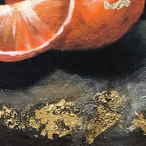 Puede incluir: Pintura abstracta que presenta una rodaja de naranja con c&aacute;scara blanca sobre un fondo negro. Los acentos de pan de oro a&ntilde;aden textura a la obra de arte. La pintura tiene un estilo moderno y art&iacute;stico.