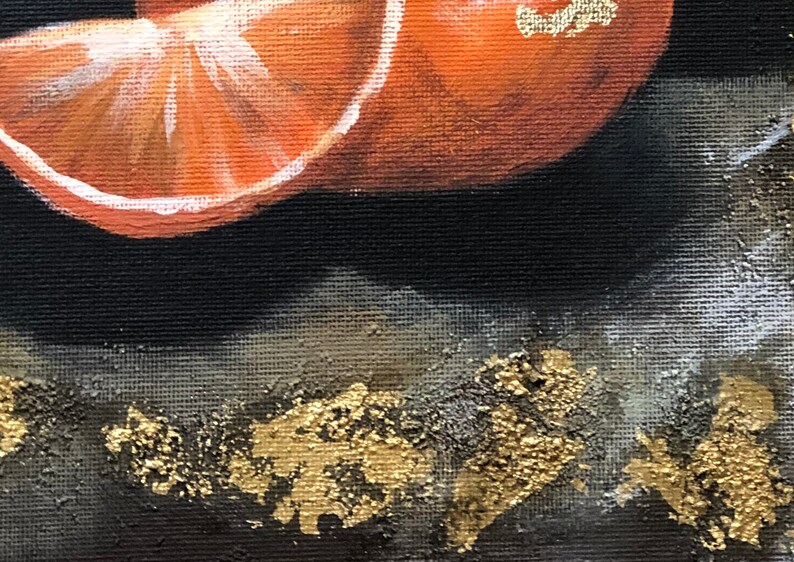Puede incluir: Pintura abstracta que presenta una rodaja de naranja con c&aacute;scara blanca sobre un fondo negro. Los acentos de pan de oro a&ntilde;aden textura a la obra de arte. La pintura tiene un estilo moderno y art&iacute;stico.