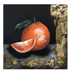Puede incluir: Pintura de naturaleza muerta de una naranja y una rodaja. La naranja es de color naranja vibrante con detalles dorados. Una hoja verde est&aacute; unida a la fruta. El fondo es oscuro con detalles de pan de oro.