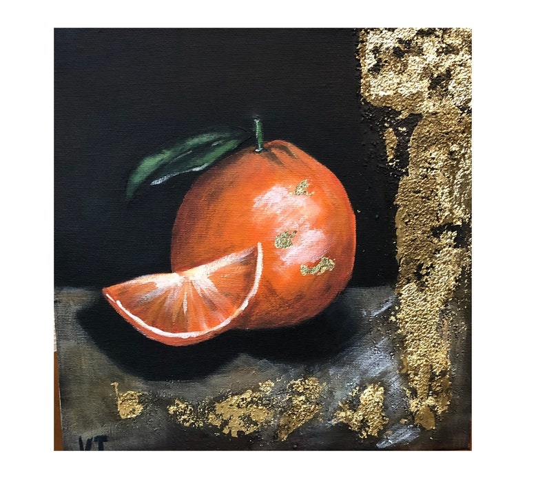 Puede incluir: Pintura de naturaleza muerta de una naranja y una rodaja. La naranja es de color naranja vibrante con detalles dorados. Una hoja verde est&aacute; unida a la fruta. El fondo es oscuro con detalles de pan de oro.
