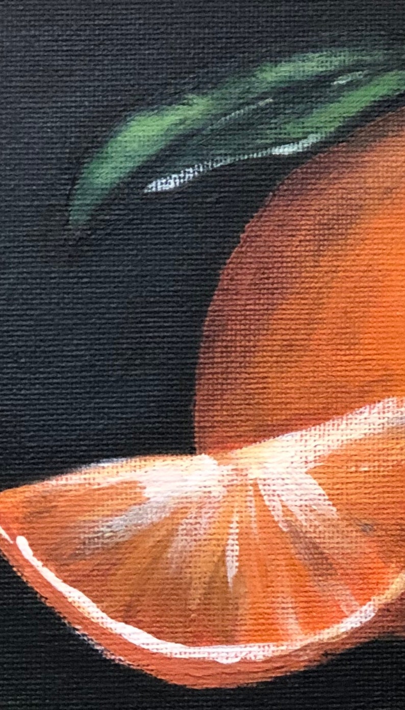 Puede incluir: Primer plano de una rodaja de naranja y un segmento de naranja, pintados sobre un fondo negro. La rodaja de naranja es de un naranja vibrante con detalles blancos, y se ve una hoja verde.