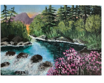 Puede incluir: Una pintura de una escena de bosque con un río que fluye a través de él. El río es azul turquesa y tiene rápidos blancos. Hay árboles verdes a ambos lados del río y una montaña púrpura en el fondo. Hay flores rosas en primer plano.