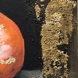 Puede incluir: Obra de arte abstracta con una forma naranja texturizada y detalles de pan de oro sobre un fondo negro. La obra tiene una calidad rugosa y t&aacute;ctil, con pinceladas visibles y una mezcla de colores.