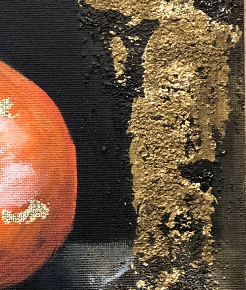 Puede incluir: Obra de arte abstracta con una forma naranja texturizada y detalles de pan de oro sobre un fondo negro. La obra tiene una calidad rugosa y t&aacute;ctil, con pinceladas visibles y una mezcla de colores.