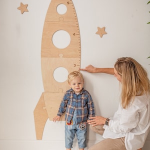 Règle en bois pour courbe de croissance et de hauteur d'enfant, décoration de chambre d'enfant sur le thème de l'espace, enseigne en bois fusée, cadeau de Noël personnalisé