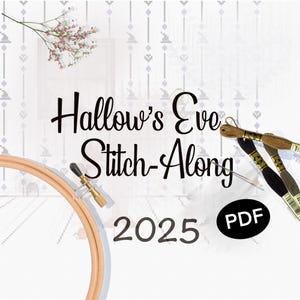 Może przedstawiać: Obraz przedstawia drewniany tamborek, nici do haftowania oraz tekst "Hallow's Eve Stitch-Along 2025 PDF". Tło ma powtarzający się wzór i gałązkę kwiatów.