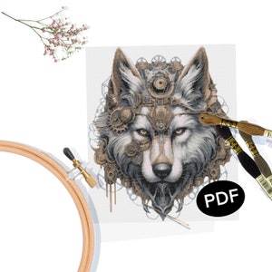 Pode incluir: Um padrão de ponto cruz que apresenta uma ilustração detalhada da cabeça de um lobo com engrenagens e engrenagens intrincadas inspiradas no steampunk. O padrão é em preto e branco e inclui a palavra "PDF".