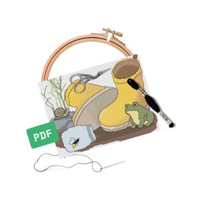 Puede incluir: Un patrón de punto de cruz con botas de agua amarillas, una rana verde y una abeja. El diseño está en un bastidor de bordado de madera, con tijeras, hilo y un icono PDF. La paleta de colores incluye amarillo, verde, marrón y blanco.