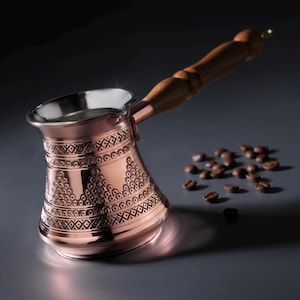 Cafetière turque faite main en cuivre de 10 oz - Design en relief avec poignée en bois, plaque de cuisson traditionnelle Cezve pour un café authentique