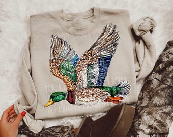 フェイクラインストーンのマガモの飛行 | インスタントデジタルデザイン | PNG | 昇華 | DTF | 農業 | ハンティングシャツデザイン | カントリー