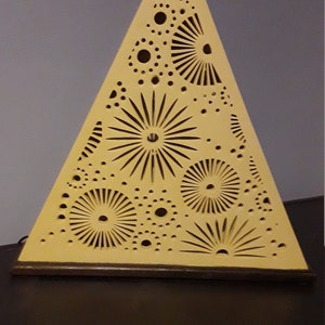 Lampada piramidale, traforo in legno