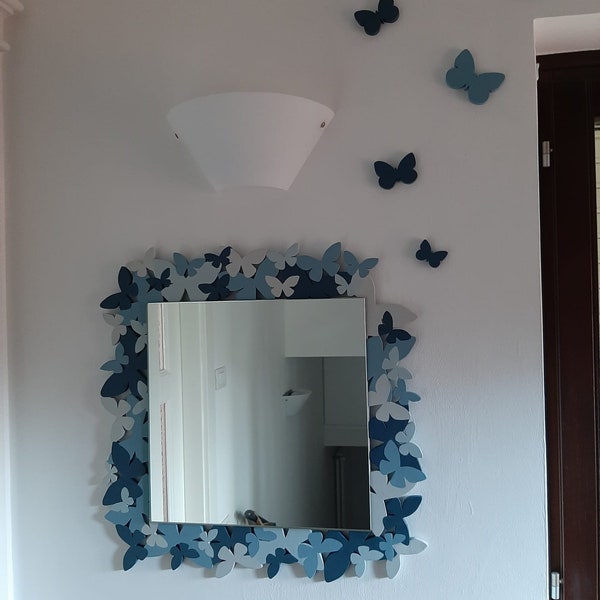 Miroir en bois perforé avec papillons