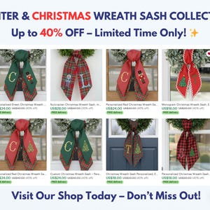 Op de afbeelding: Collectie kerstkranssjerpen in diverse kleuren en designs, waaronder groene, rode en geruite patronen. Sommige sjerpen hebben geborduurde letters, kerstbomen en notenkrakerfiguren. De tekst luidt "Winter & Christmas Wreath Sash Collection".