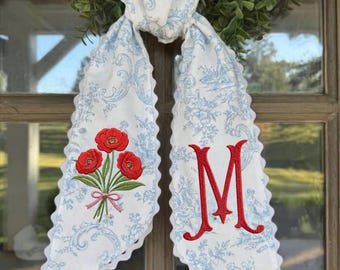 Fascia con ghirlanda monogrammata ricamata, appendiabiti da porta con motivo floreale toile de Jouy, iniziale personalizzata.
