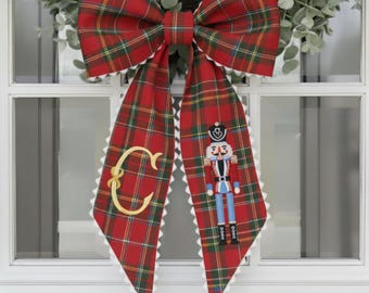 Gepersonaliseerde rode kerstkransstrik – aangepaste geborduurde vakantiestrik met monogram en notenkrakerontwerp, klassiek kerstdecor voor de voordeur