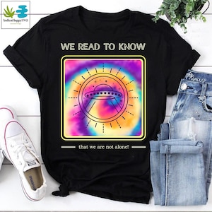 We lezen om te weten dat we niet alleen zijn Alien Kleurrijke Tie Dye Vintage T-Shirt, Alien Shirt, Alien Lovers Shirt, Funny Alien Shirt, UFO Shirt