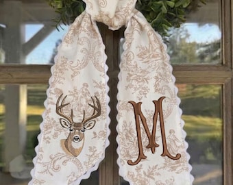 Guirnalda con monograma bordado – Decoración personalizada para puertas de otoño