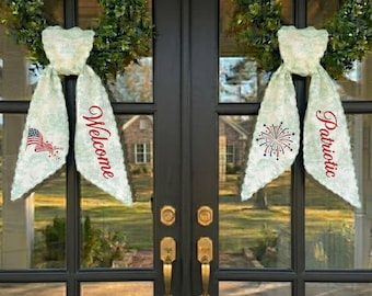 Faixa patriótica personalizada para portas duplas, faixa bordada de boas-vindas com guirlanda, banner personalizado para porta em comemoração ao 4 de julho, decoração de varanda para o Dia da Memória.