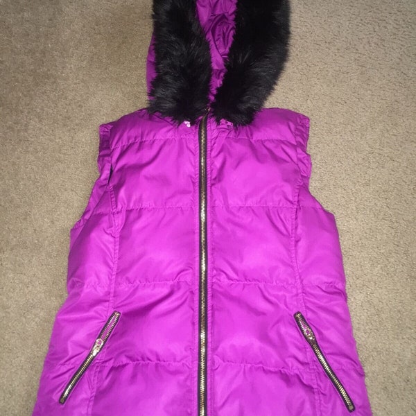 Juicy Couture big girls lined vest with faux fur trimed detachable hood Big girls sz M zip up winter hoodie puffer sleeveless jacket