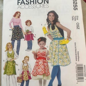 McCalls 6255 Fashion Accessories Misses Children’s and Girls Aprons Pot Holder and Ruffle for Purchased Gloves Uncut easy sewing pattern
