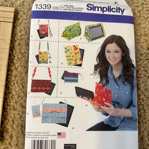 Puede incluir: Patrón de costura Simplicity número 1339 para hacer fundas para tabletas y teléfonos. El patrón incluye instrucciones para hacer una variedad de fundas, incluyendo una funda de pie, una bolsa de bandolera y una bolsa simple. El patrón está diseñado para una talla y está disponible en inglés, francés y español.
