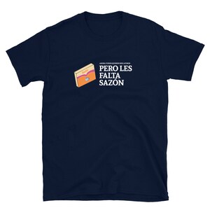 Pero les falta sazón (dark) Camiseta Unisex de Manga Corta imagen 2