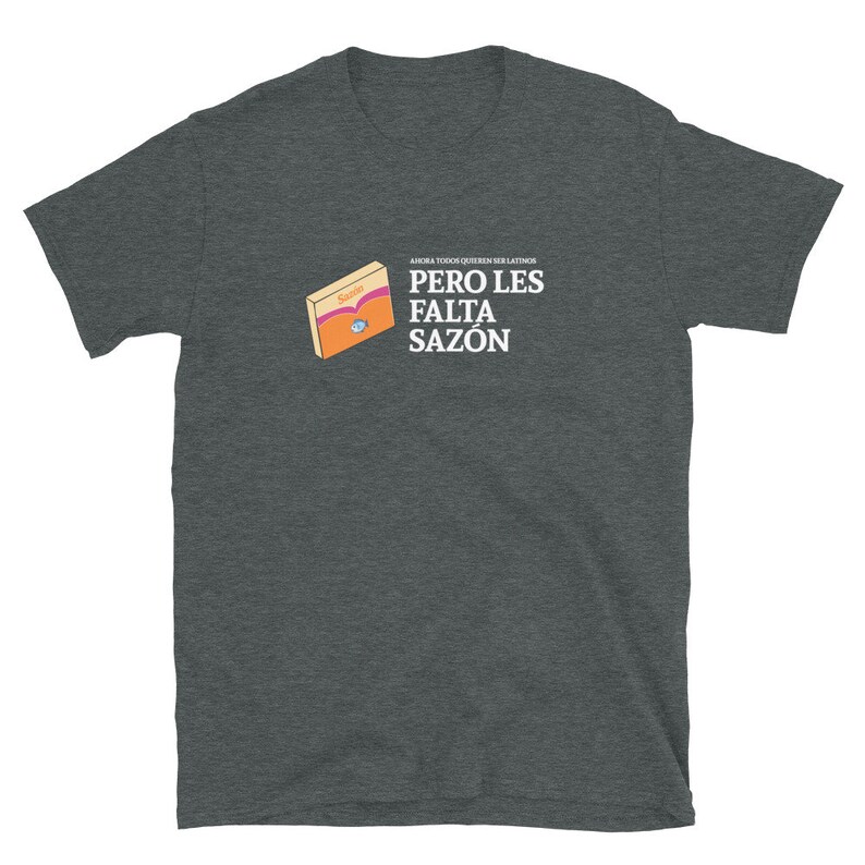 Pero les falta sazón (dark) Camiseta Unisex de Manga Corta imagen 3