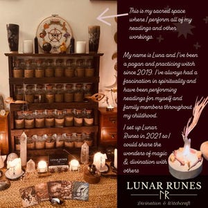Puede incluir: Una estanter&iacute;a de madera llena de peque&ntilde;os frascos de vidrio, velas, cristales y cartas del tarot. El texto "LUNAR RUNES" se muestra en la parte inferior, junto con las palabras "Divination & Witchcraft". Tambi&eacute;n se ve un aro de bordado circular con una estrella y otros s&iacute;mbolos.