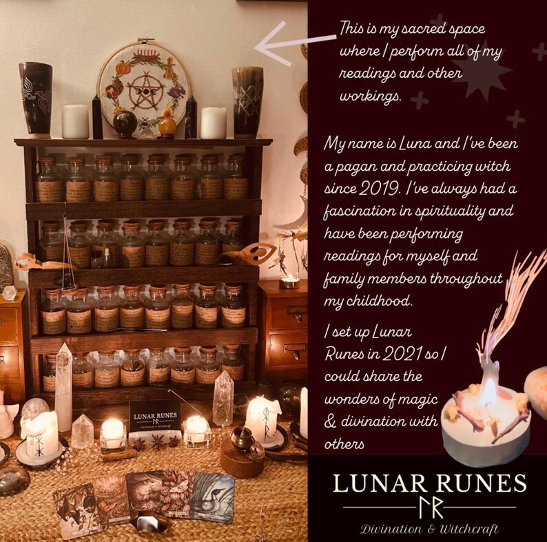 Puede incluir: Una estanter&iacute;a de madera llena de peque&ntilde;os frascos de vidrio, velas, cristales y cartas del tarot. El texto "LUNAR RUNES" se muestra en la parte inferior, junto con las palabras "Divination & Witchcraft". Tambi&eacute;n se ve un aro de bordado circular con una estrella y otros s&iacute;mbolos.