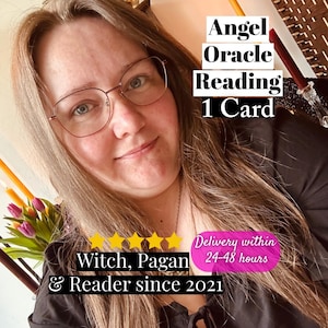 Puede incluir: Una mujer sonriente con gafas, con texto: "Angel Oracle Reading 1 Card". Debajo, el texto dice "Witch, Pagan & Reader since 2021". La imagen tiene un tono c&aacute;lido y acogedor, sugiriendo gu&iacute;a espiritual.