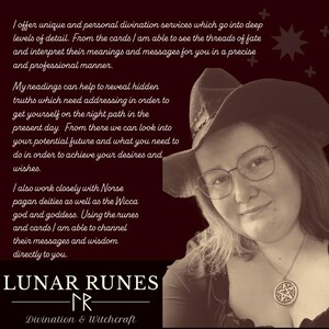 Puede incluir: Una mujer con gafas y sombrero, con un collar con un colgante de pent&aacute;culo. La imagen incluye el texto "Lunar Runes" y "Divination & Witchcraft", que ofrece servicios de adivinaci&oacute;n. El fondo es de color marr&oacute;n oscuro.