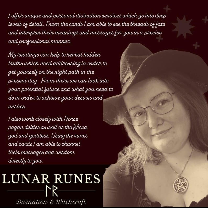 Puede incluir: Una mujer con gafas y sombrero, con un collar con un colgante de pent&aacute;culo. La imagen incluye el texto "Lunar Runes" y "Divination & Witchcraft", que ofrece servicios de adivinaci&oacute;n. El fondo es de color marr&oacute;n oscuro.