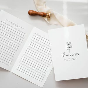 Op de afbeelding: Een rustiek houten bord met de tekst "Welcome to our home" in witte letters. Het bord heeft een verweerde afwerking en een eenvoudig, uitnodigend ontwerp, perfect voor de entree.