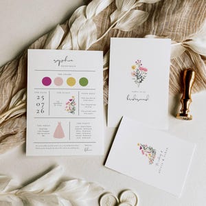 Pode incluir: Conjunto de papelaria de casamento com cartões de convite, um cartão de dama de honra e selos de cera. Os cartões apresentam ilustrações florais e texto. A paleta de cores inclui rosa, amarelo e verde. Um selo de cera dourado também está presente.
