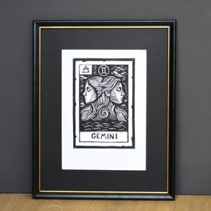 Znak zodiaku Bliźnięta Linoryt | Czarno-biała sztuka astrologii | Dekoracja ścienna z horoskopem | Nowoczesny minimalistyczny wystrój domu | Prezent dla miłośników Bliźniąt