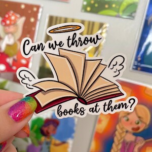 Dürfen wir sie mit Büchern bewerfen? Sticker - Aziraphale, Nina und Maggie