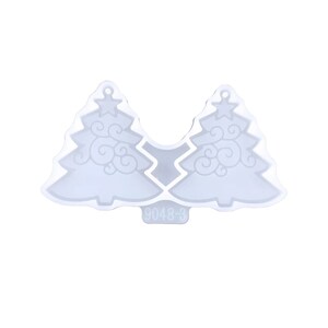 Op de afbeelding: Witte siliconen mal voor het maken van kerstboomversieringen. De mal heeft twee holtes, elk gevormd als een kerstboom met een ster bovenop en een swirl-ontwerp.